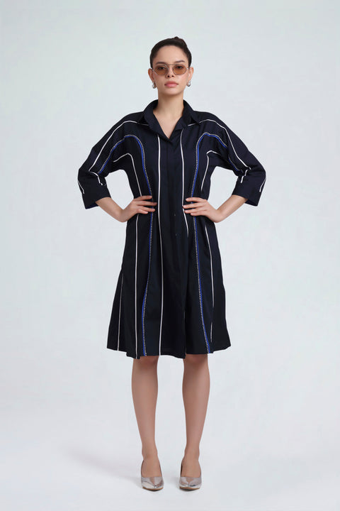 Blue Due midnight-navy cotton midi dress for women with white and cobalt-blue contrast piping, front view with hands on hips